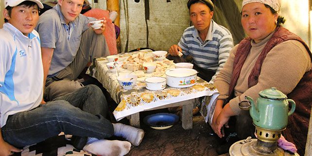 Milan Říha (druhý zleva) při večeři s kyrgyzskými přáteli. Podobně poznal i Ataie Omurzakova. Foto: Archiv M. Říhy.