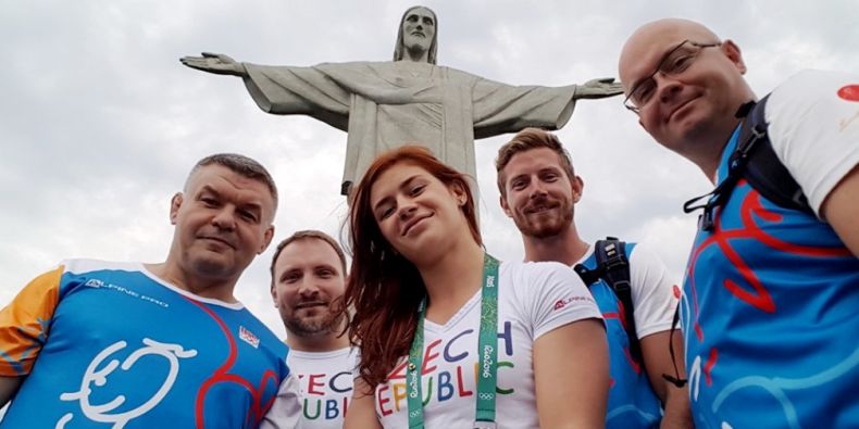 Adéla u sochy Ježíše v Rio de Janeiro spolu s dalšími členy české výpravy.