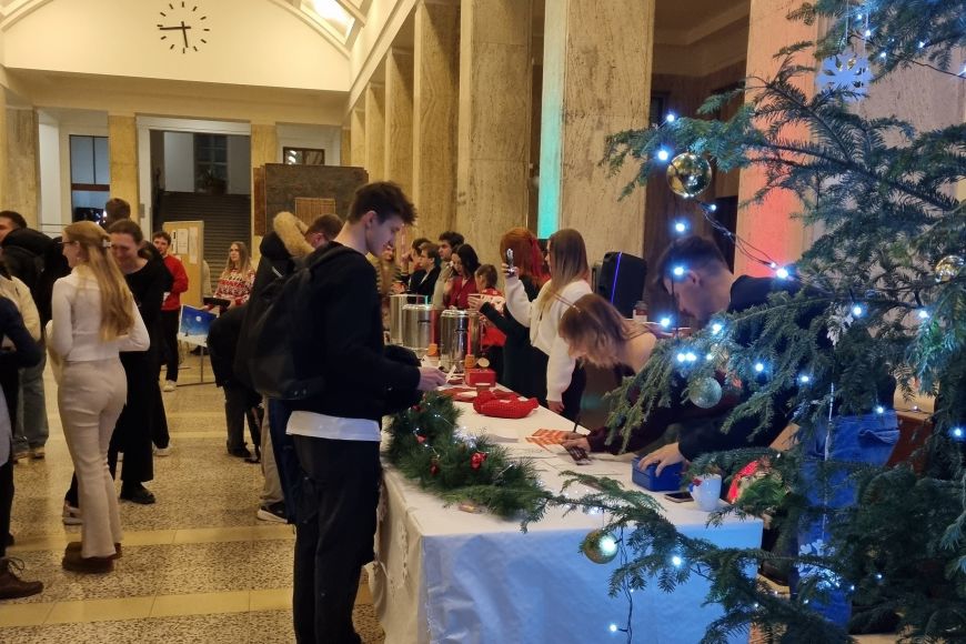 Charitativní vánoční večírek se na právnické fakultě koná již tradičně. 