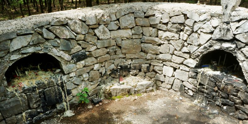 Svatyně, kterou lidé dodnes používají, stojí zřejmě na pozůstatcích zaniklého kostela.