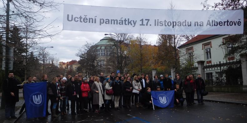 Studenti se stejně jako loni vydali z Brna do Prahy hromadně dvěma autobusy už brzy ráno.