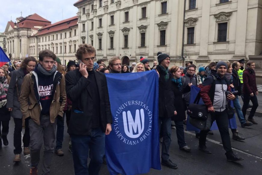 Těsně před polednem se studenti MU přesunuli na Albertov.