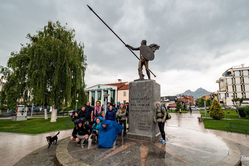 Část účastníků expedice 2019 u sochy Alexandra v Prilepu kolem, nějž Alexandr pravděpodobně pochodoval.