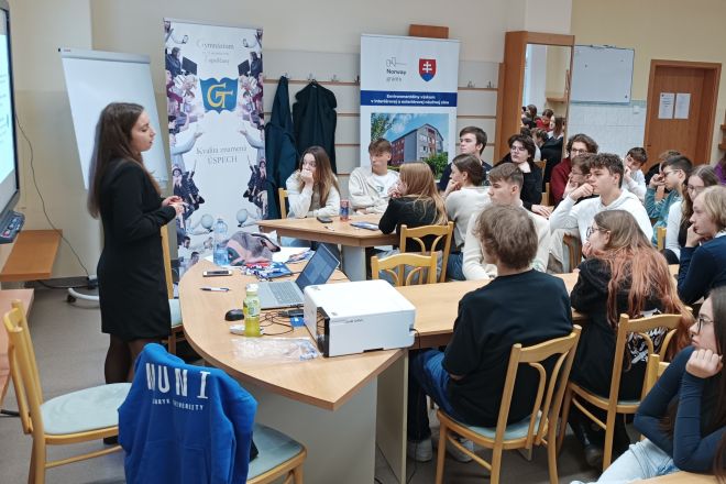 Proškolený tým studentů Masarykovy univerzity, kterým říkáme ambasadoři, má jedinečnou možnost přiblížit středoškolákům reálný život na vysoké škole z vlastní perspektivy.