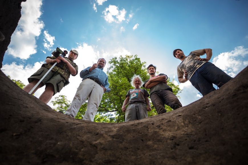 Archeologický tým nad studnou.