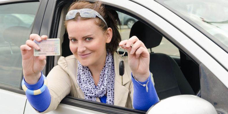 Sladká odměna po absolvování autoškoly - řidičský průkaz a klíče od auta.