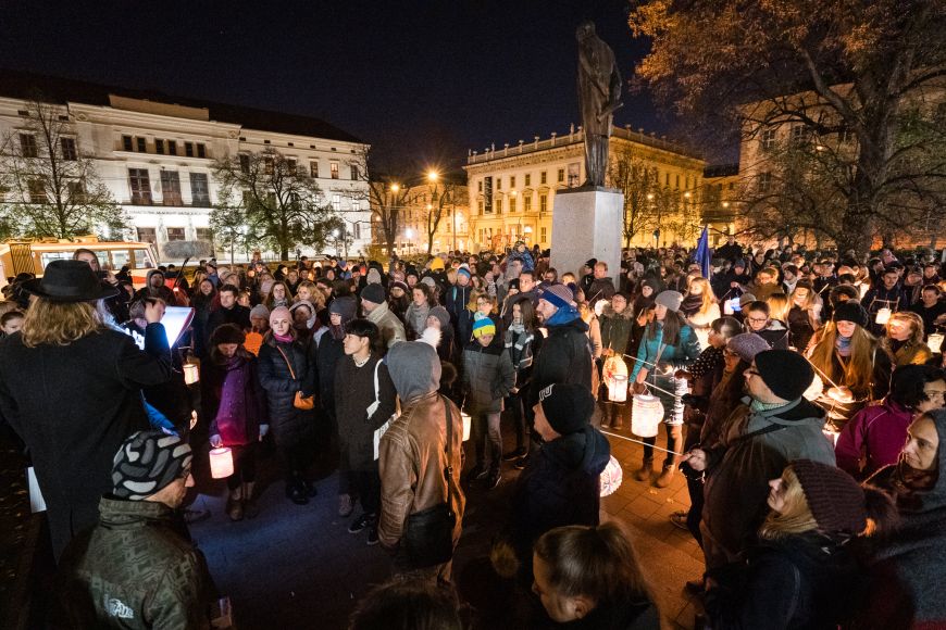 Lampionový průvod u sochy Masaryka na Komenského náměstí.