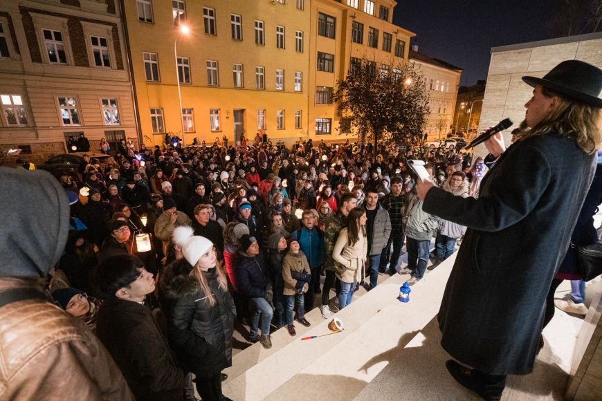 Tradiční zastávka u Filozofické fakulty MU a připomínka obětí nacistických perzekucí a stávky proti komunistickému režimu.