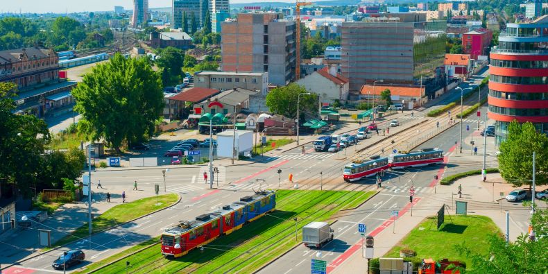 Jedna z problematických brněnských křižovatek, kam se s autoškolou jezdí.