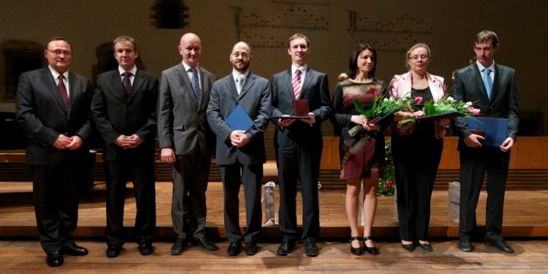 Oceňená absolventka lékařské fakulty Iva Zambo (třetí zprava) a vedoucí její práce profesorka Markéta Hermanová (druhá zprava). Foto: Cena Siemens.