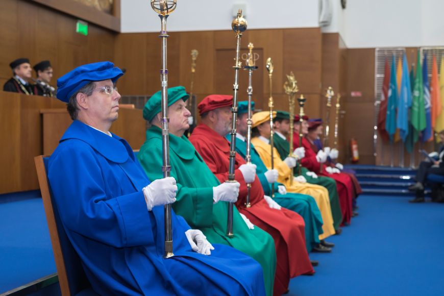 Fakultní pedelové s žezly při předávání čestného doktorátu v aule na právnické fakultě.