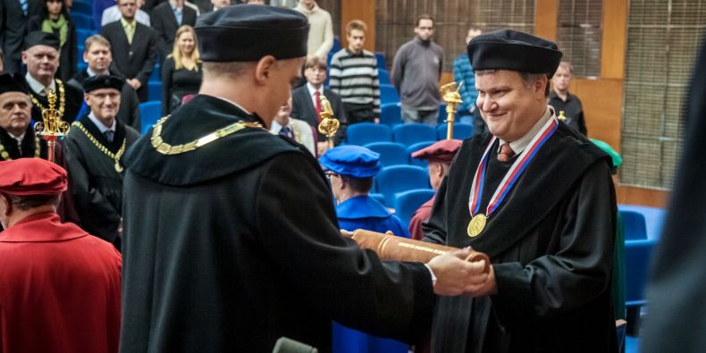 Profesor Thomas A. Henzinger získal čestný doktorát Masarykovy univerzity. 