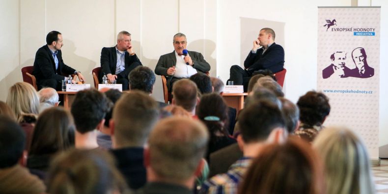 Karel Schwarzenberg, Jindřich Šídlo a Petr Kolář diskutovali o tom, kam by měla patřit ČR.