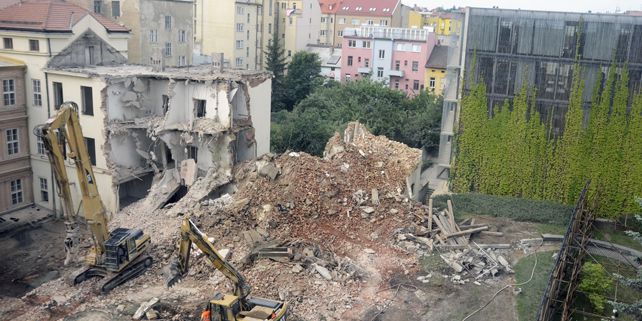 Nejdále jsou stavební práce na filozofické fakultě, kde v neděli 20. května začalo bourání tzv. traktu B2. Foto: David Povolný.