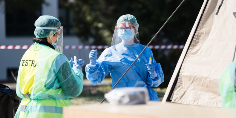 Dobrovolníci z Lékařské fakulty MU u odběrových stanů ve Fakultní nemocnici Brno.