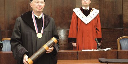 Profesor Jean-Marie Lehn při předávání čestného doktorátu Masarykovy univerzity 