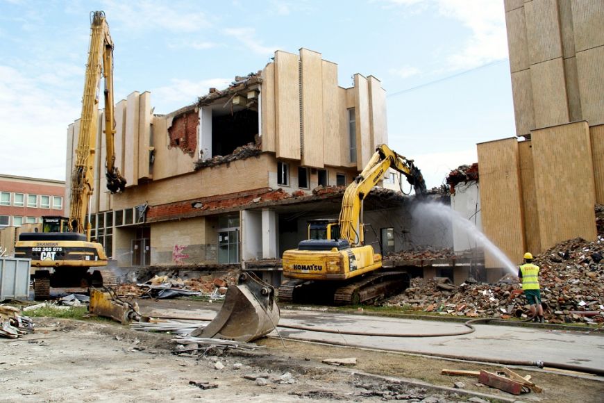  Těžké demoliční stroje začaly kousek po kousku rozebírat čelní budovu fakulty informatiky v sobotu 4. srpna ráno. Foto: David Povolný.