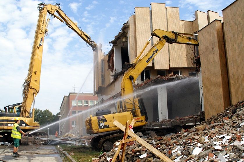  Těžké demoliční stroje začaly kousek po kousku rozebírat čelní budovu fakulty informatiky v sobotu 4. srpna ráno. Foto: David Povolný.