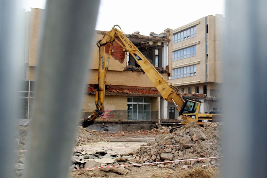  Těžké demoliční stroje začaly kousek po kousku rozebírat čelní budovu fakulty informatiky v sobotu 4. srpna ráno. Foto: David Povolný.