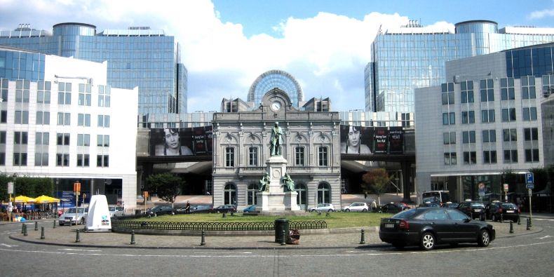 Pohled na Evropský parlament v Bruselu z Lucemburského náměstí.