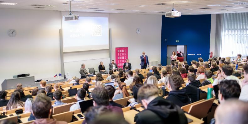 Debata o euru na ECON MUNI. 