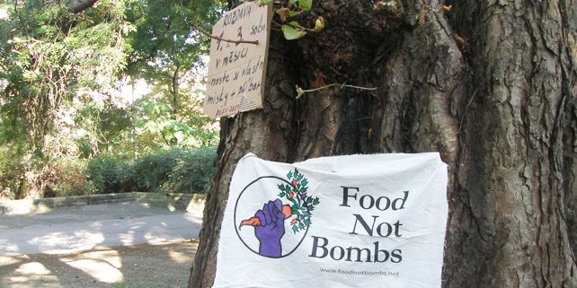 Členy neformálního uskupení Food Not Bombs spojuje citlivost ke kontrastům bídy a konzumu. Foto: Archiv Food Not Bombs.