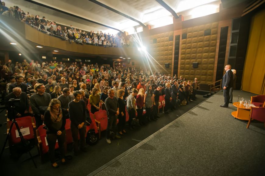 Sál uctil chvilkou ticha studentské oběti nacismu i pařížské oběti terorismu.