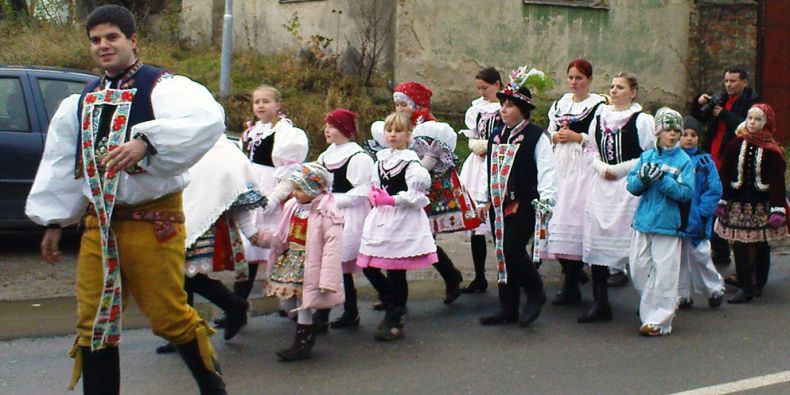 Zájemci o lokální tradice letos ještě stíhají Svatováclavské nebo Štefanské hody. Vyražte do Černovic, Bosonoh nebo na Kamennou kolonii. Ilustrační foto: Jiří Janíček.