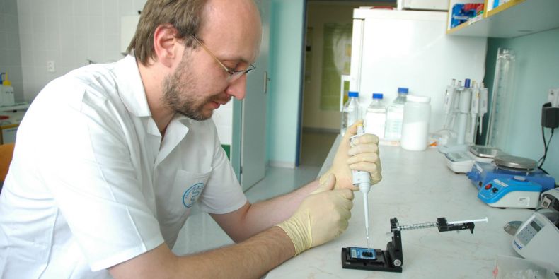 Absolventi oboru budou připraveni pro laboratorní práci s genetickým materiálem.