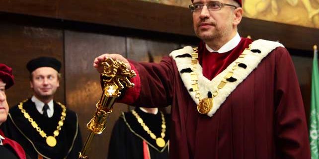 Součástí obřadu byl slib, v němž se nový rektor zavázal hájit všechna práva, jež ze zákona tomuto vysokému učení náleží. Foto: Martin Kopáček