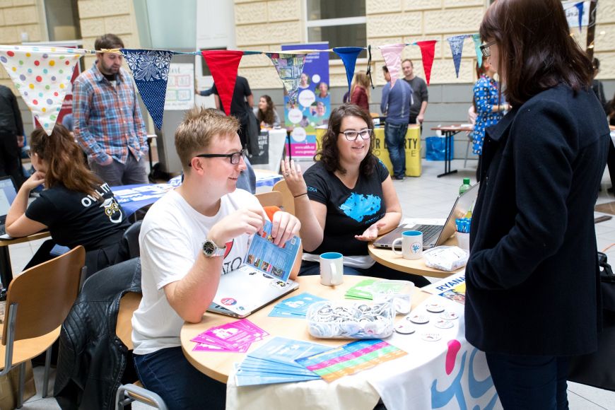 Stánek Mezinárodní studentské klubu MU, ve kterém se můžete podílet na přípravě programu pro zahraniční studenty na Muni.