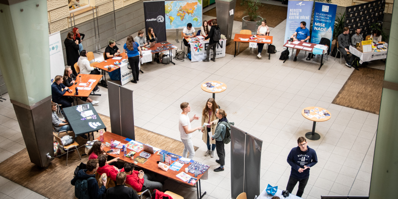 Každý rok na přelomu září a října hostí atrium fakulty sociálních studií Jarmark spolků, na kterém se mohou studenti blíže seznámit s činností spolků. 