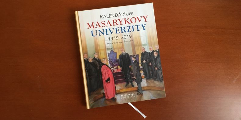  Šestice autorů v knize vyzývá k ohlédnutí se za historií univerzity, jejíž vývoj v mnoha ohledech kopíruje vývoj samostatné republiky.