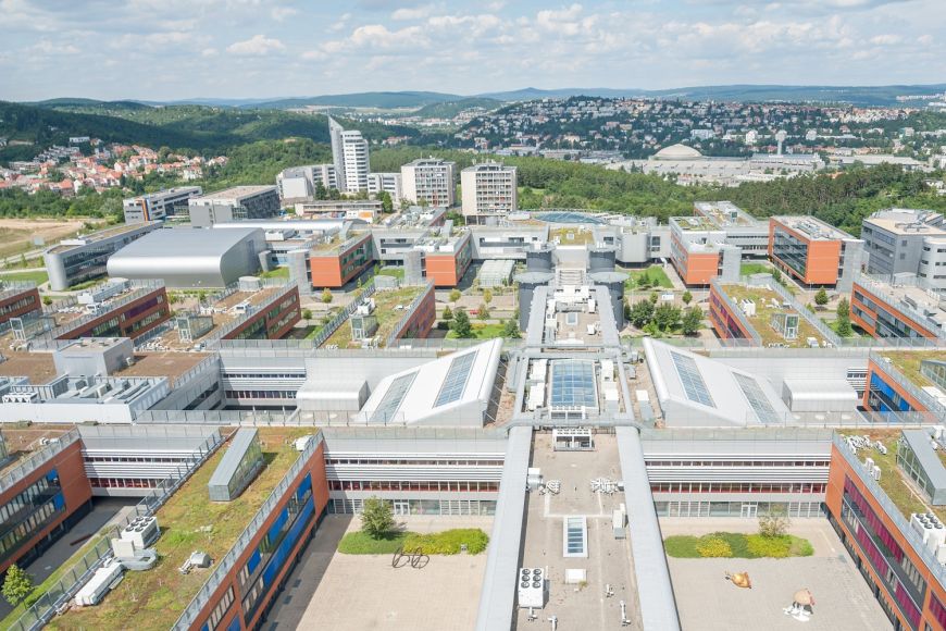 Neustále rostoucí bohunický kampus Masarykovy univerzity s moderními laboratořemi, učebnami i zázemím pro studenty.