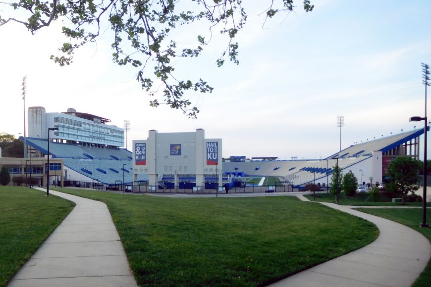 Fotbalový stadion na Kansas Univeristy má kapacitu 50 tisíc lidí.