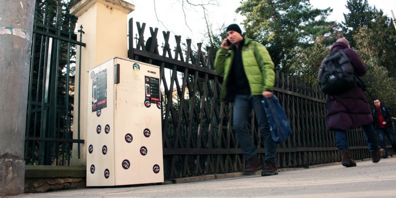 Lednička před přírodovědeckou fakultou v ulici Kotlářská. Jedna z mnoha umístěných po univerzitě poutajících na novou aplikaci.