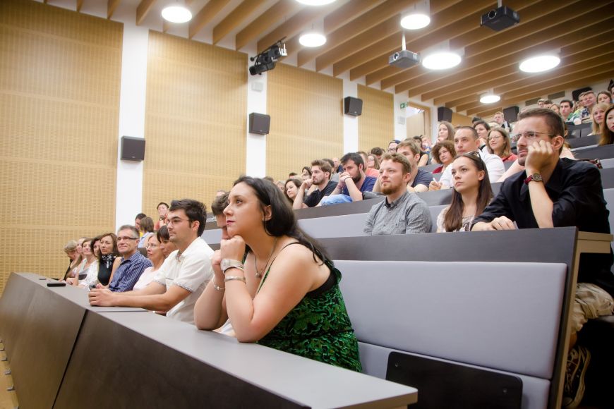 Účastníci Letní školy slovanských studií zaplnili přednáškovou místnost..