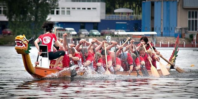 Dlouhé plavidlo ve tvaru otevřené kanoe, ozdobené na špici dračí hlavou a na zádi ocasem, bývalo odnepaměti k vidění jen v čínských vodách. To už neplatí. Foto: Archiv P. Horákové.