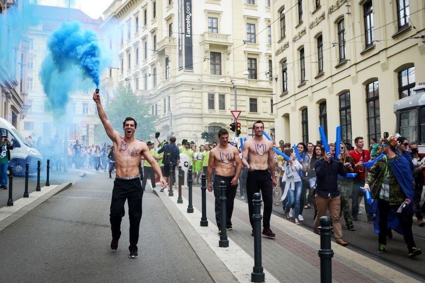 Ve spolcích si toho dá zažít spousta. Můžete třeba organizovat majálesový průvod.