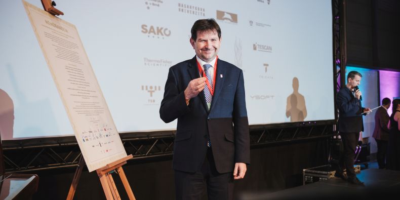 Rektor Masarykovy univerzity Martin Bareš při podpisu memoranda na Festivalu architektury.