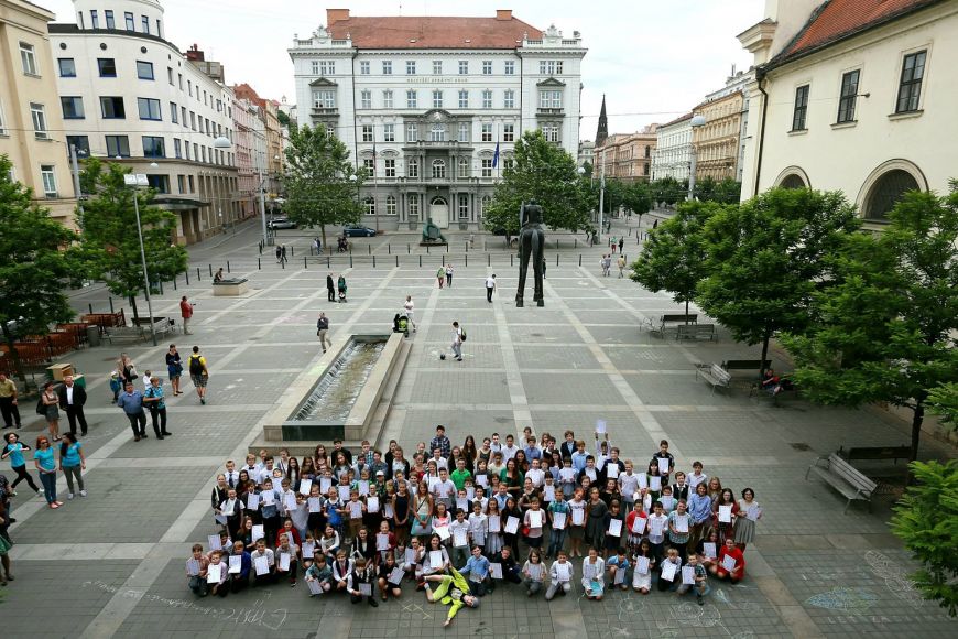 Všichni letošní absolventi MjUNI pěkně pohromadě na Moravském náměstí.