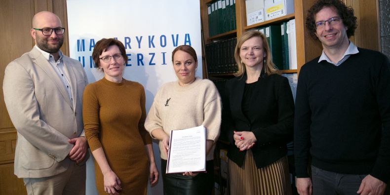 Matěj Búřil (vedoucí Ekonomicko-právního oddělení CTT MU), Eva Janouškovcová (ředitelka CTT MU), Dagmar Vágnerová Linnertová (jednatelka MUNI Ventures), Marta Valešová (kvestorka MU) a Jan Neuman (CEO and Co-founder NenoVision s.r.o., člen dozorčí rady MUNI Ventures) po založení MUNI Ventures (zleva). 