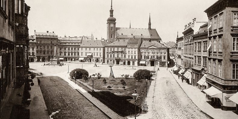 Populární snímek ukazuje náměstí Svobody kolem roku 1890.