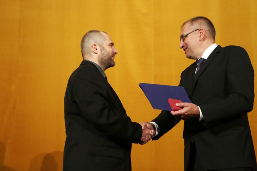 Michala Kvasničku studenti oceňují jako vynikající odborníka, ale také jako pedagoga se smyslem pro humor, který dokáže probíranou látku odlehčit.