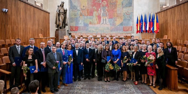 Novým profesorkám a profesorům předali jmenovací dekrety v pražském Karolinu prezident republiky Petr Pavel a ministr školství Mikuláš Bek.