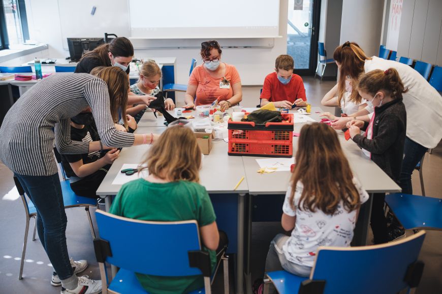 Studenti Pedagogické fakulty MU při hlídání dětí zaměstnanců Fakultní nemocnice Brno.