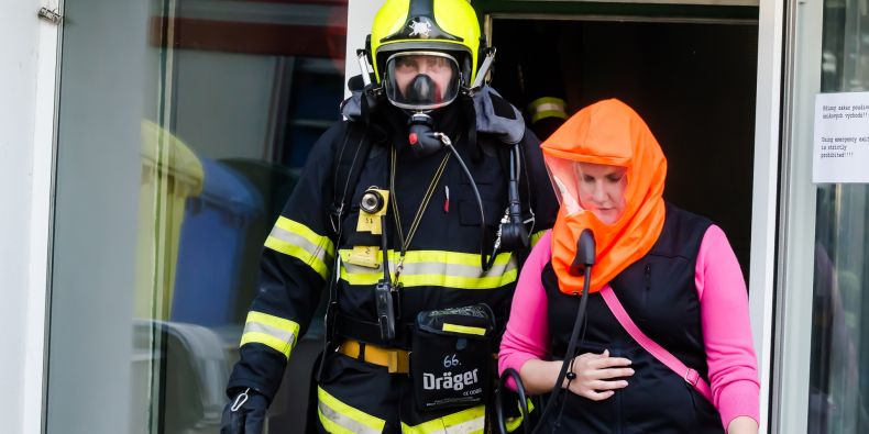 Některé figuranty se hasiči nejprve pokusili sundat pomocí žebříku, poté je vyvedli ven s nasazenou plynovou maskou.