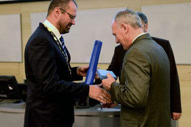 Professor Jakeman was awarded the Silver Medal of Masaryk University. Foto: David Povolný.