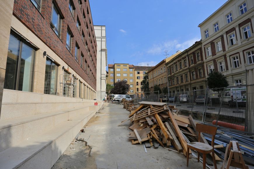 Poslední zbytky materiálu před fakultou na Arna Nováka.