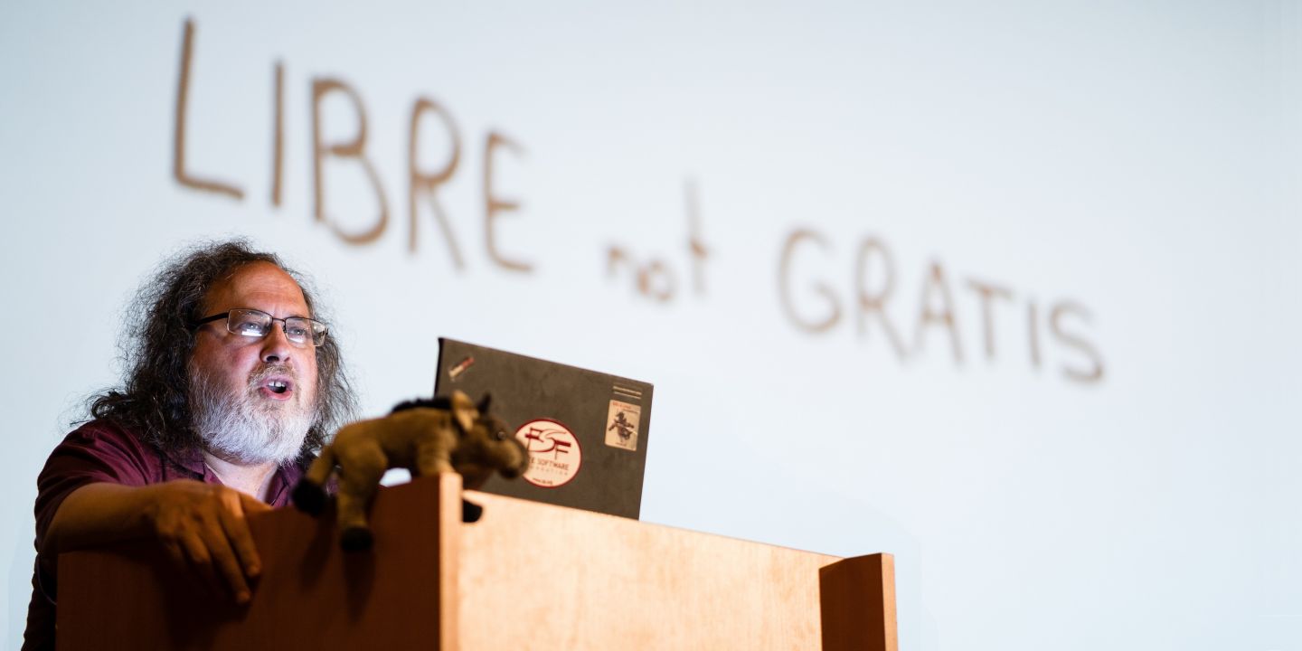 Richard Stallman při přednášce v Univerzitní kině Scala na Masarykovy univerzitě..